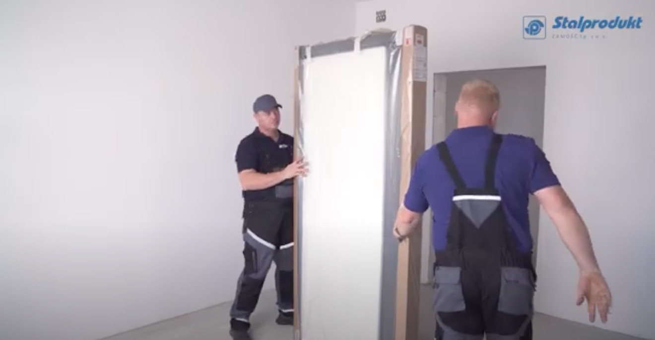 Montaż standardowy drzwi stalowych na&nbsp;ościeżnicy stalowej