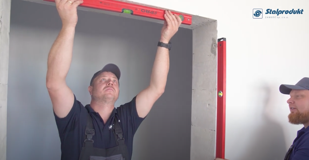 Ciepły montaż drzwi stalowych na&nbsp;ościeżnicy stalowo drewnianej