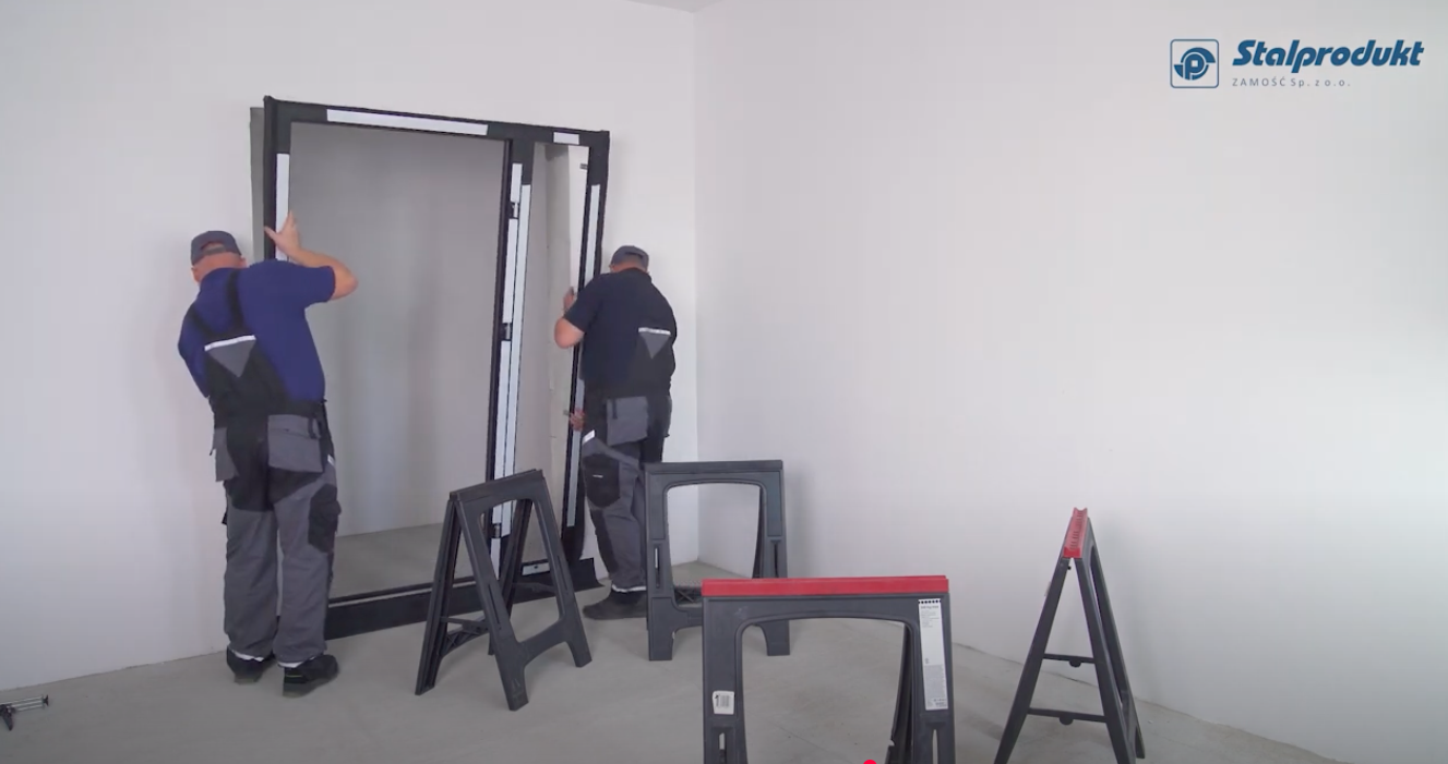 Ciepły montaż drzwi stalowych z&nbsp;naświetlem
