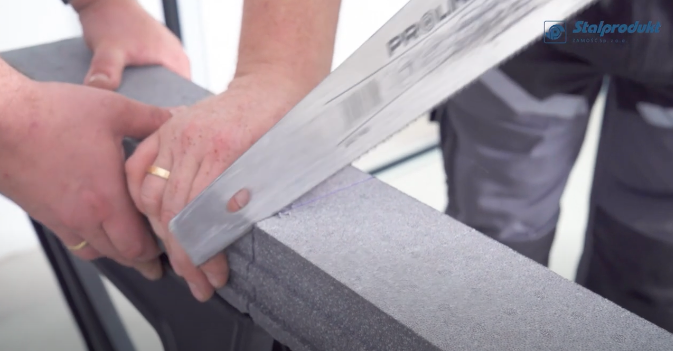 Ciepły montaż drzwi stalowych z&nbsp;naświetlem